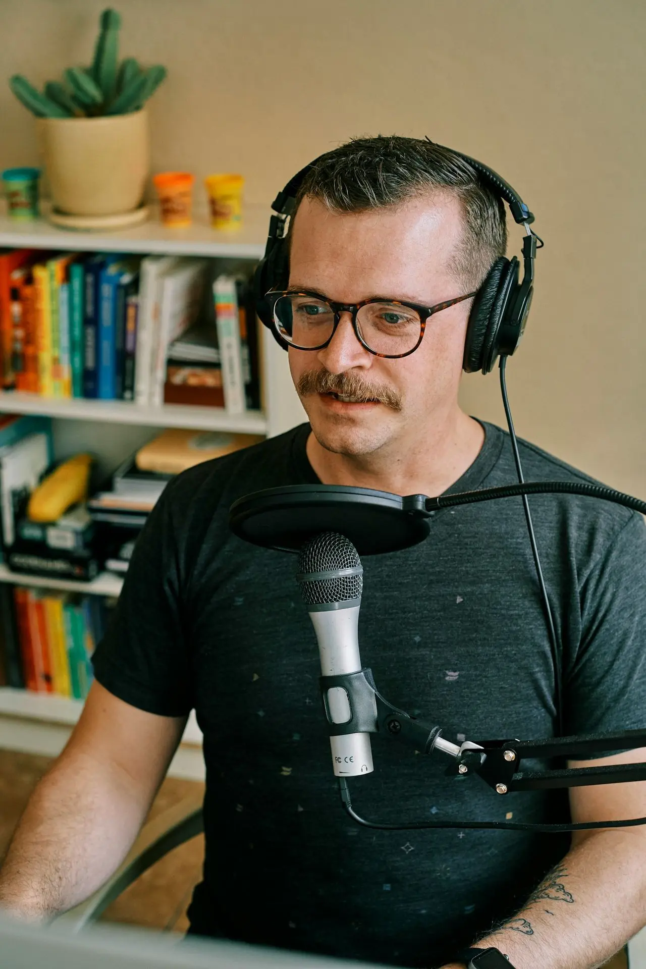 man in black crew neck t-shirt wearing black headphones