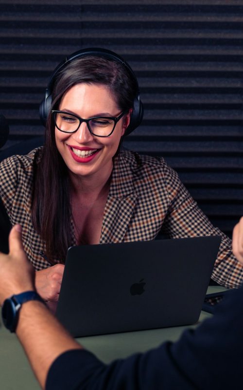 unsplash_4GyrlS5-PGM_podcast-face-to-face