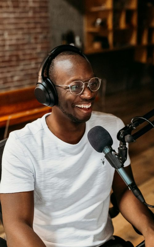 unsplash_tkXJoA_sn78_podcast-expert